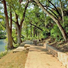 Gruene Getaway - In the heart of Gruene, swimming pool, sleeps 6!