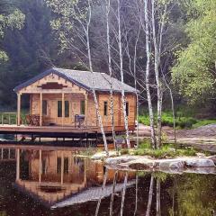 Cabane pilotis sur étang, au lac de Chaumeçon