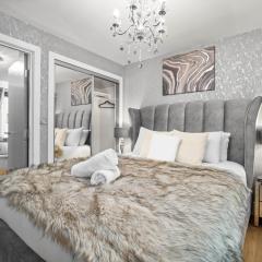 Luxury 1 Bed Flat with Parking 11K - Top Rated - Netflix - Wifi - 70 Inch Smart TV - Birmingham City Centre - TV in Bedroom