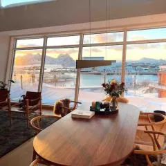 Leilighet med sjøutsikt og privat takterrasse. Parkering