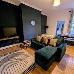 Comforting 2 BR flat for workers, friends & family
