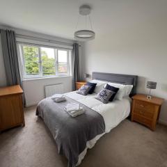 Modern 2 Bedroom Flat in Quiet Village w/ Ensuite