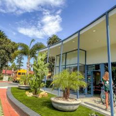 ITH Santa Barbara Beach Hostel