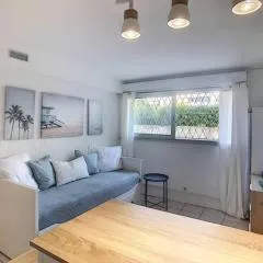 GOLFE JUAN Studio dans résidence avec piscine
