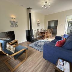 Ty'r Ardd - An immaculate 2 bedroom bungalow close to the beach