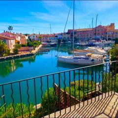 Terrasse ensoleillée sur les canaux