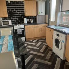 3 bed, entire house sleeps 6 ideal for tradesmen A