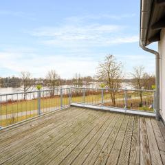 Gorgeous Home In Hennigsdorf With Lake View