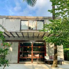 EL NIDO, Lugadia, Concrete House with Small Garden