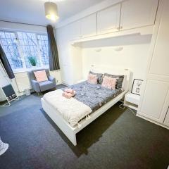 Cosy Apartments Near Hampstead Heath With Free On-Site Parking & Private Gardens, Golders Green