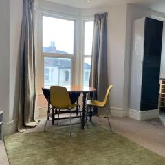 Central 2 bed flat. Free parking (Off-street)