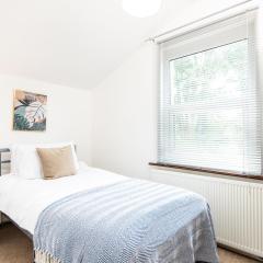 Single Room with a shared Kitchen and bathroom in a 5-Bedroom House at Hanwell