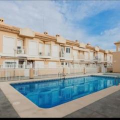 Adosado con piscina al lado de la playa