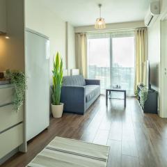 Modern 1 BR fully equipped, DT & Metro, AC, Wi-Fi