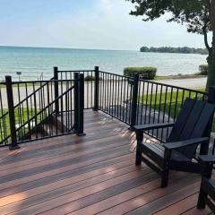Elite Upper Deck Suites l Lake front with hot tub-May to Oct