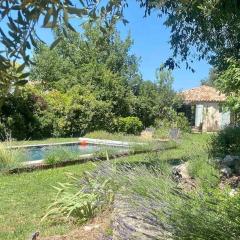 Charmante dépendance avec piscine en Provence