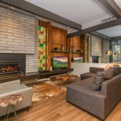 Tamarisk MidCentury Modern Walk To Main Street And Slopes