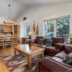 Park Forest Bear’s Den Townhome: Private Hot Tub