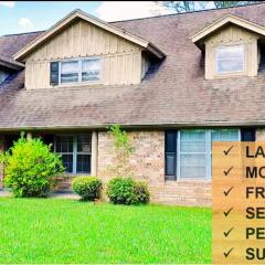 Modern Living Space Perfect for Group Gatherings!