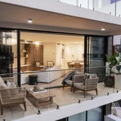 DeJa Blue - Luxury Apartment in Unbeatable Location