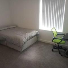 Ensuite Double-bed (E4) close to Burnley city ctr.