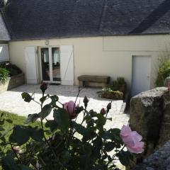 Maison bretonne avec une jolie cour fermée et fleurie avec WIFI à TREBEURDEN - Réf 679