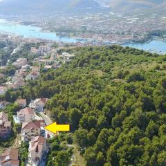 Apartments with parking space Trogir - 22505