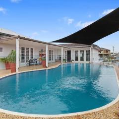 Broadbeach Casa waterfront resort with pier-Enjoy fishing on vacation