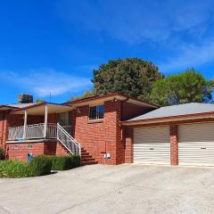 Ballarat Holiday Homes - Bells Lane - Large Home with Double Garage - Only Minutes from Ballarat CBD - Sleeps 1 to 10