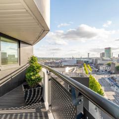 City Centre Penthouse - Large Balcony - 2 Bedroom - Secure Parking 1001M