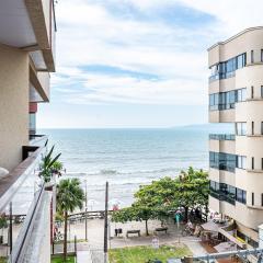 Apto pé na areia vista mar em Meia Praia EVB308