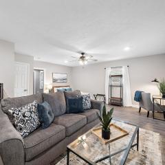 Baytown Private Studio Apartment covered patio Sleeps 4 by the bay skate park main street water park