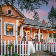 The Golden Parlor- Historic Victorian, Hot Tub