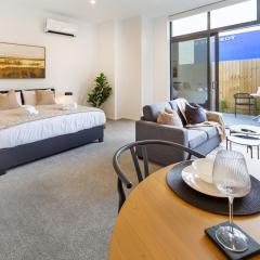 Single Level Studio, CBD Escape: King bed