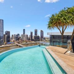 Chic 2-Bed with Rooftop Pool Overlooking the City
