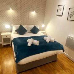 Modern Serviced 1 Bed Apartment - Sleeps 3 Near Heathrow, Thorpe Park, Windsor Castle - Staines TW18 London