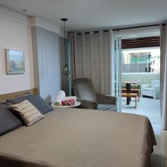 Flat a poucos passos da praia e terraço privativo!