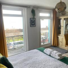 "The Elegance" Balcony Seafront Apartment