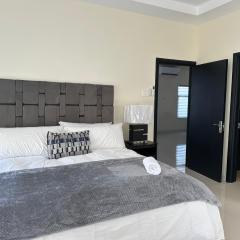 2 bed bungalow en-suite, with pool & gym