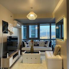 Classy 2 Bedrooms with extra room at Eastwood City!