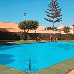 Luminoso apartamento que tiene amplia terraza, gran piscina y a 4 min de la playa