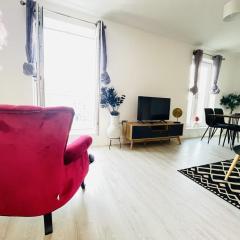 Cambridge - Modern 4-BR Home with Gardens & Wi-Fi