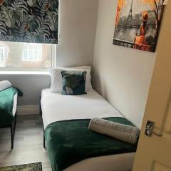 Affordable 3 Bedroom House, Sleeps 7, NG8 Wollaton