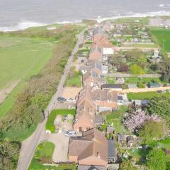 2 minutes to Happisburgh beach and lighthouse views - dog friendly Norfolk