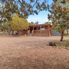 Cozy Cabin in Heber with a deck, fireplace and pet friendly
