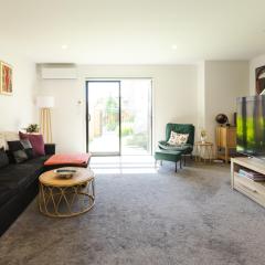 Modern 2 bedroom by Hagley Park