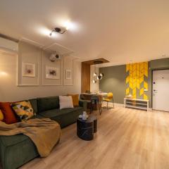 BumbleBee Apartment with cozy balcony near Victoriei Avenue