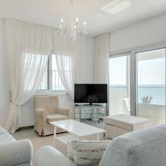 Phaedrus Living: Beach Front Flat Kyma