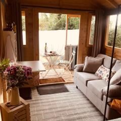 Cosy Shepherds hut Between Maple and Hawthorn