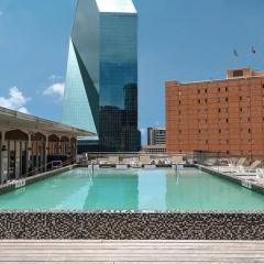 Downtown Dallas CozySuites with roof pool, gym #10
